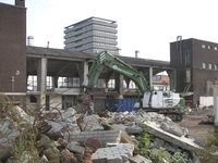 907622 Afbeelding van de sloop van opstallen en bijgebouwen op het terrein van de voormalige bakkerij Lubro (Quality ...